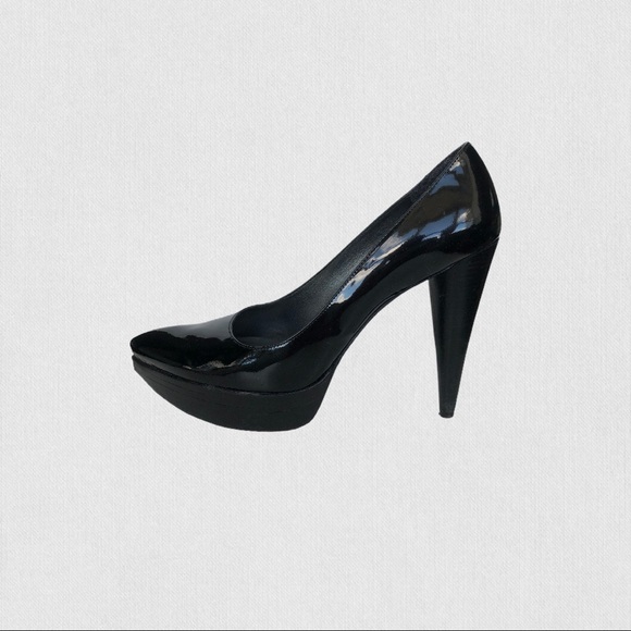 Stuart Weitzman pointy toe patent leather pumps 9 - Picture 1 of 5